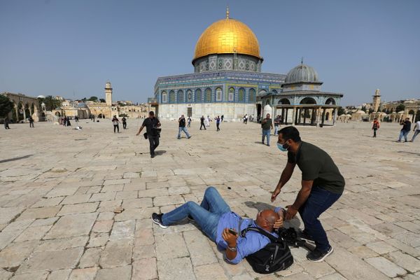 Unrest in the Holy City: Israeli Police and Palestinians Clash Outside Al-Aqsa Mosque in Jerusalem - Sputnik International