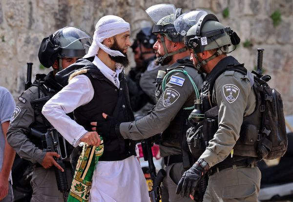 Unrest in the Holy City: Israeli Police and Palestinians Clash Outside Al-Aqsa Mosque in Jerusalem - Sputnik International