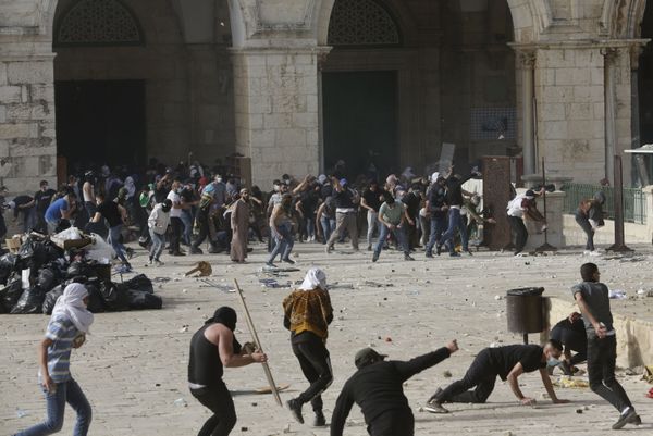 Unrest in the Holy City: Israeli Police and Palestinians Clash Outside Al-Aqsa Mosque in Jerusalem - Sputnik International