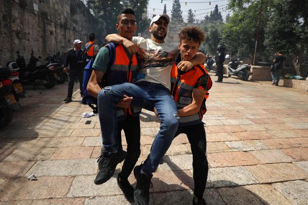 Unrest in the Holy City: Israeli Police and Palestinians Clash Outside Al-Aqsa Mosque in Jerusalem - Sputnik International