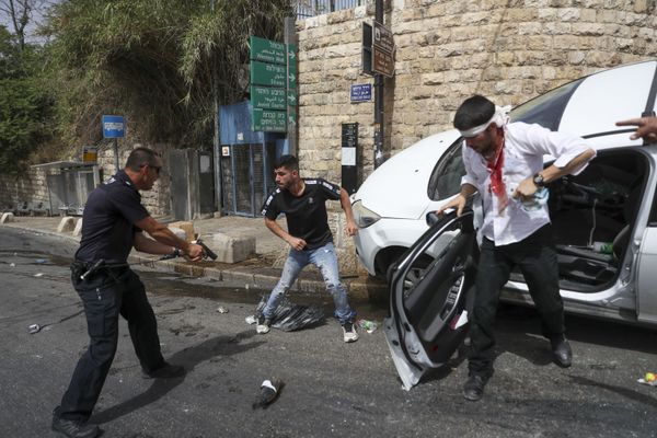 Unrest in the Holy City: Israeli Police and Palestinians Clash Outside Al-Aqsa Mosque in Jerusalem - Sputnik International