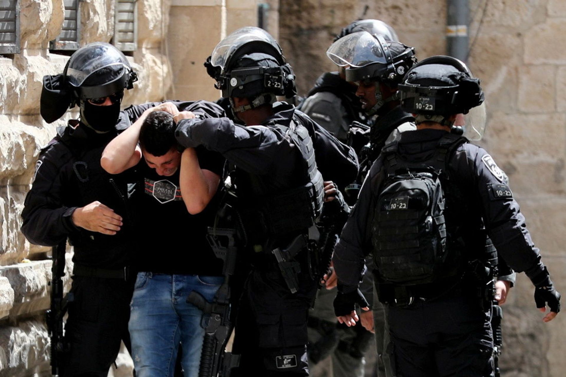 Israeli police detain a palestinian during clashes in Jerusalem's Old City. - Sputnik International, 1920, 10.11.2021
