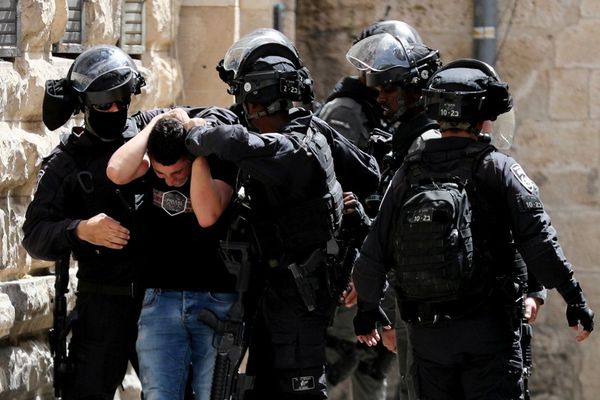 Unrest in the Holy City: Israeli Police and Palestinians Clash Outside Al-Aqsa Mosque in Jerusalem - Sputnik International