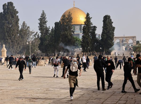 Unrest in the Holy City: Israeli Police and Palestinians Clash Outside Al-Aqsa Mosque in Jerusalem - Sputnik International