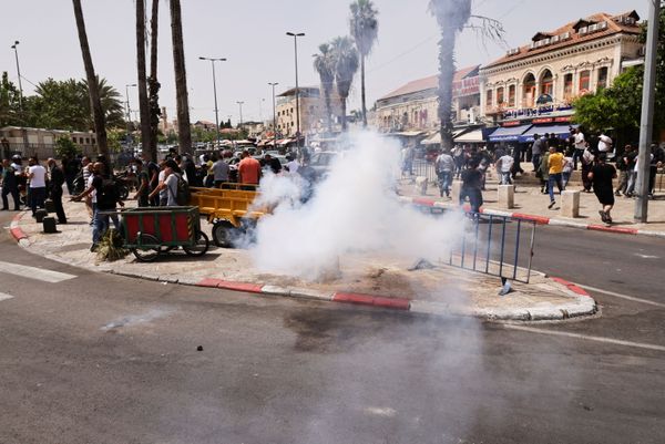 Unrest in the Holy City: Israeli Police and Palestinians Clash Outside Al-Aqsa Mosque in Jerusalem - Sputnik International