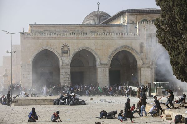 Unrest in the Holy City: Israeli Police and Palestinians Clash Outside Al-Aqsa Mosque in Jerusalem - Sputnik International