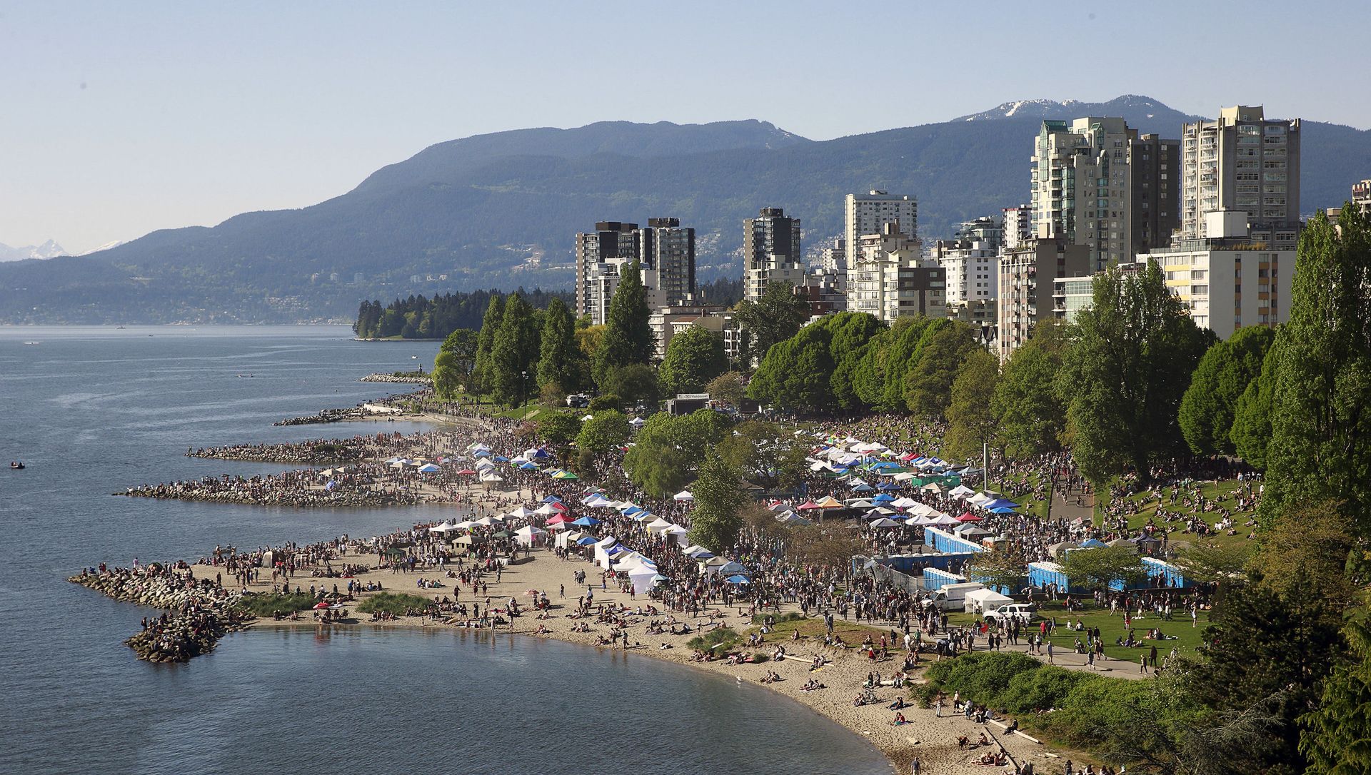 Thousands throng a beach in Vancouver, Canada during a drugs festival in 2016 Thousands throng a beach in Vancouver, Canada during a drugs festival in 2016 - Sputnik International, 1920, 30.06.2021