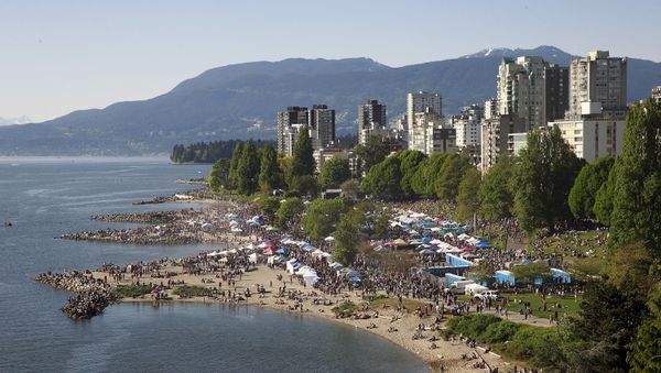 Thousands throng a beach in Vancouver, Canada during a drug festival in 2016 - Sputnik International