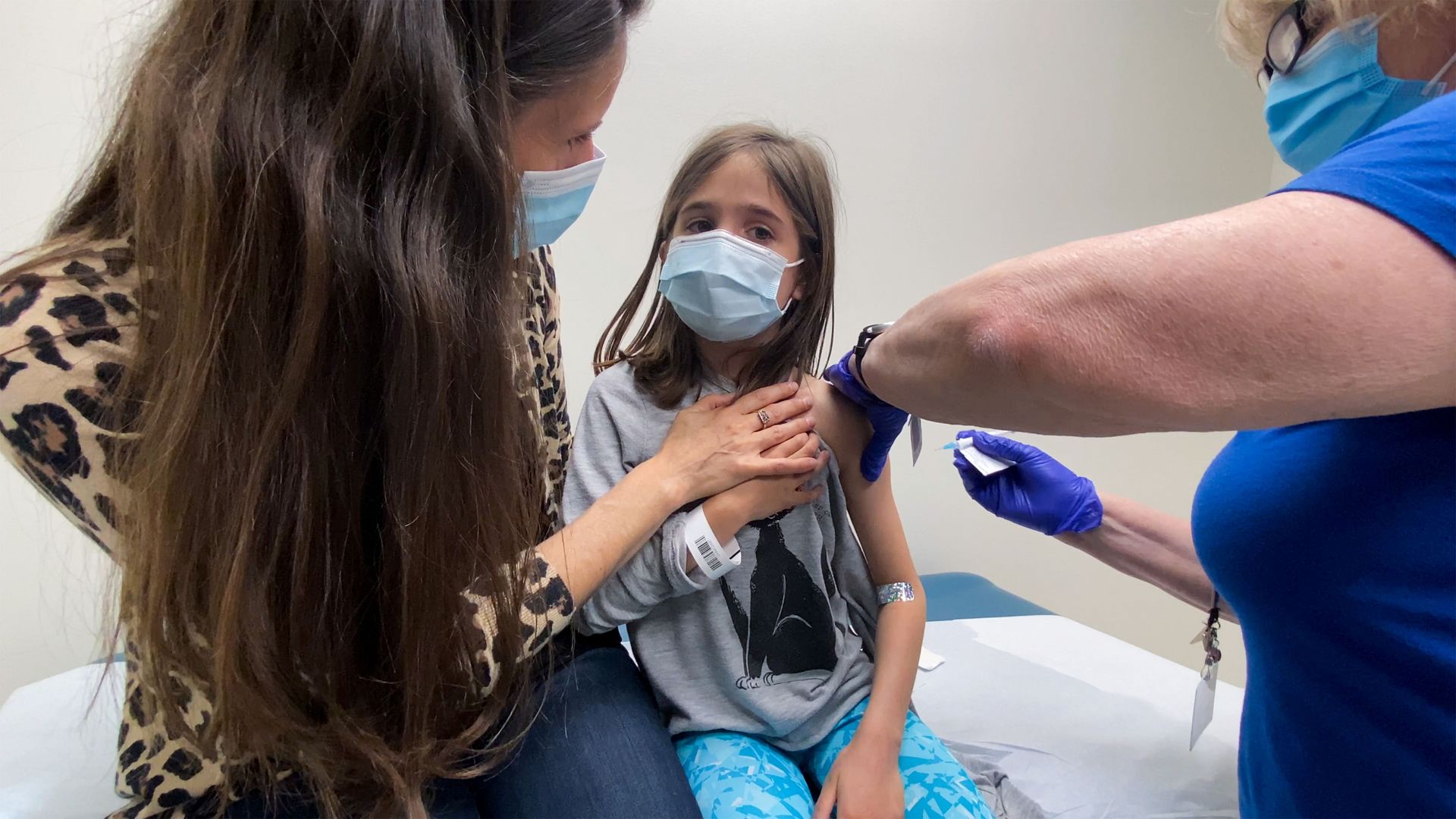 Marisol Gerardo, 9, is held by her mother as she gets the second dose of the Pfizer coronavirus disease (COVID-19) vaccine during a clinical trial for children at Duke Health in Durham, North Carolina, U.S., April 12, 2021. Marisol Gerardo, 9, is held by her mother as she gets the second dose of the Pfizer coronavirus disease (COVID-19) vaccine during a clinical trial for children at Duke Health in Durham, North Carolina, U.S., April 12, 2021. - Sputnik International, 1920, 28.06.2021