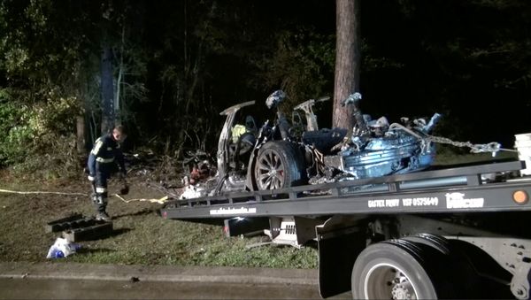 The remains of a Tesla vehicle are seen after it crashed in The Woodlands, Texas, April 17, 2021, in this still image from video obtained via social media - Sputnik International