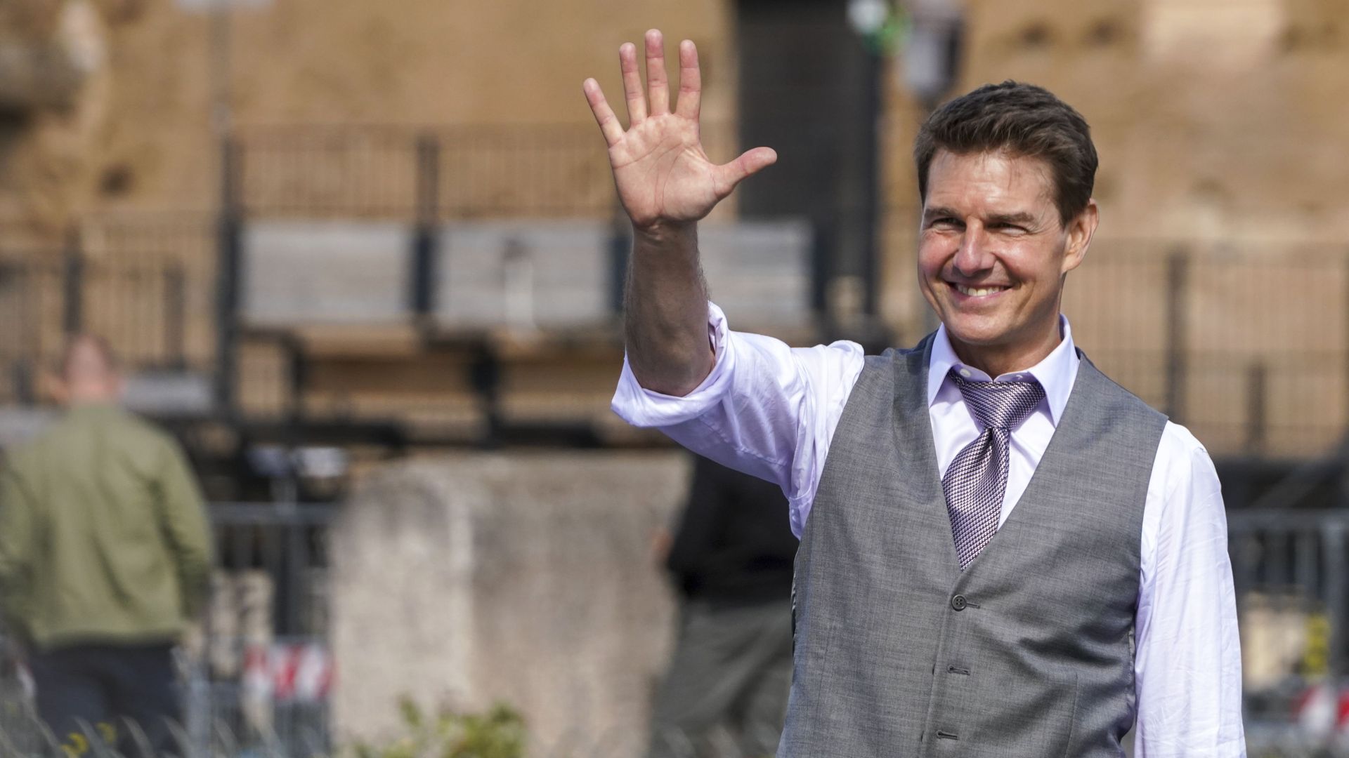Actor Tom Cruise waves to fans during a break in the shooting of the film Mission Impossible 7, in Rome, Monday, Oct. 12, 2020. Actor Tom Cruise waves to fans during a break in the shooting of the film Mission Impossible 7, in Rome, Monday, Oct. 12, 2020. - Sputnik International, 1920, 11.05.2021