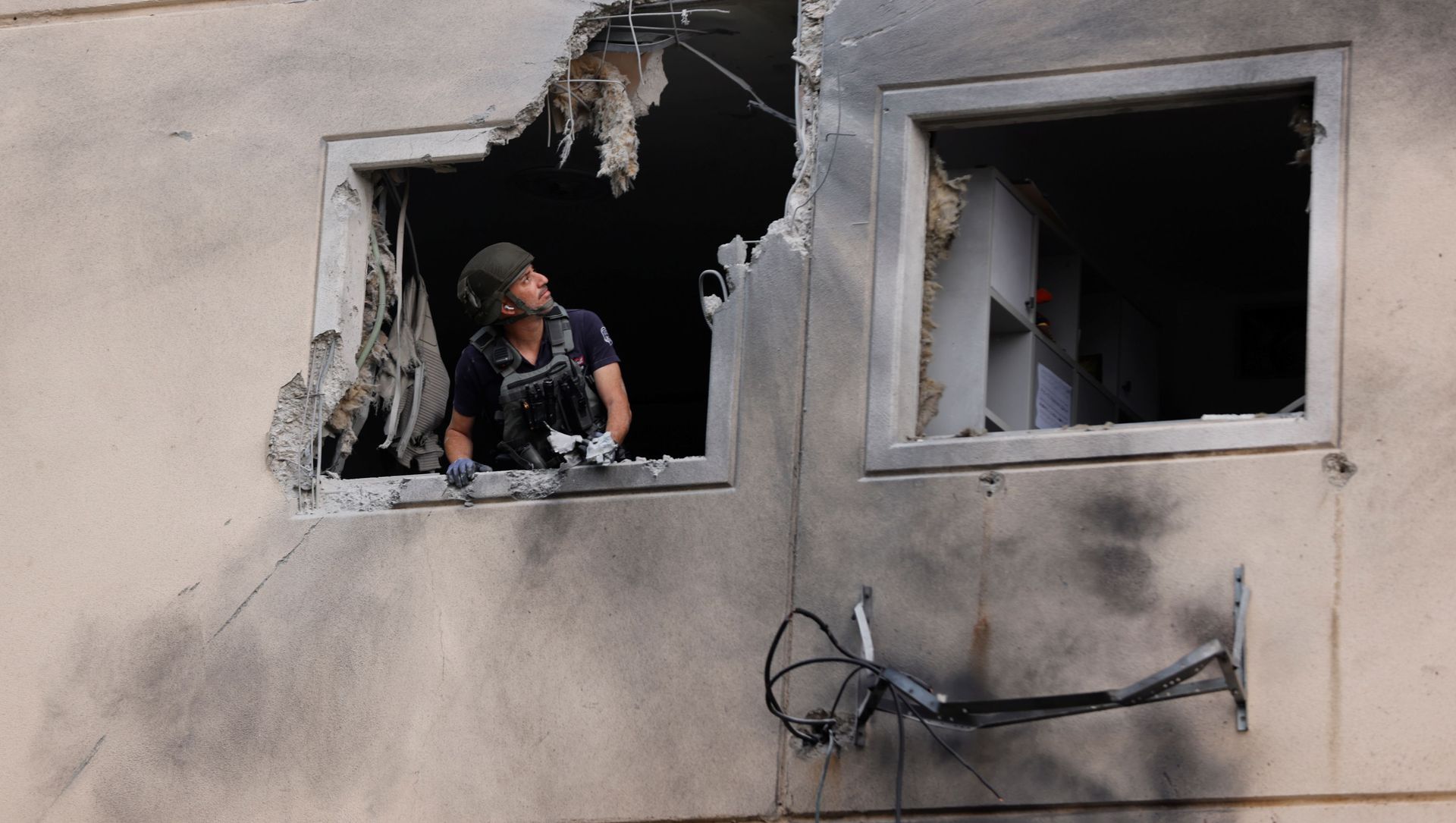 An Israeli police bomb disposal expert looks out from the window of a residential building that was damaged after it was hit by a rocket launched from the Gaza Strip, in Ashkelon, southern Israel May 11, 2021. An Israeli police bomb disposal expert looks out from the window of a residential building that was damaged after it was hit by a rocket launched from the Gaza Strip, in Ashkelon, southern Israel May 11, 2021. - Sputnik International, 1920, 18.05.2021