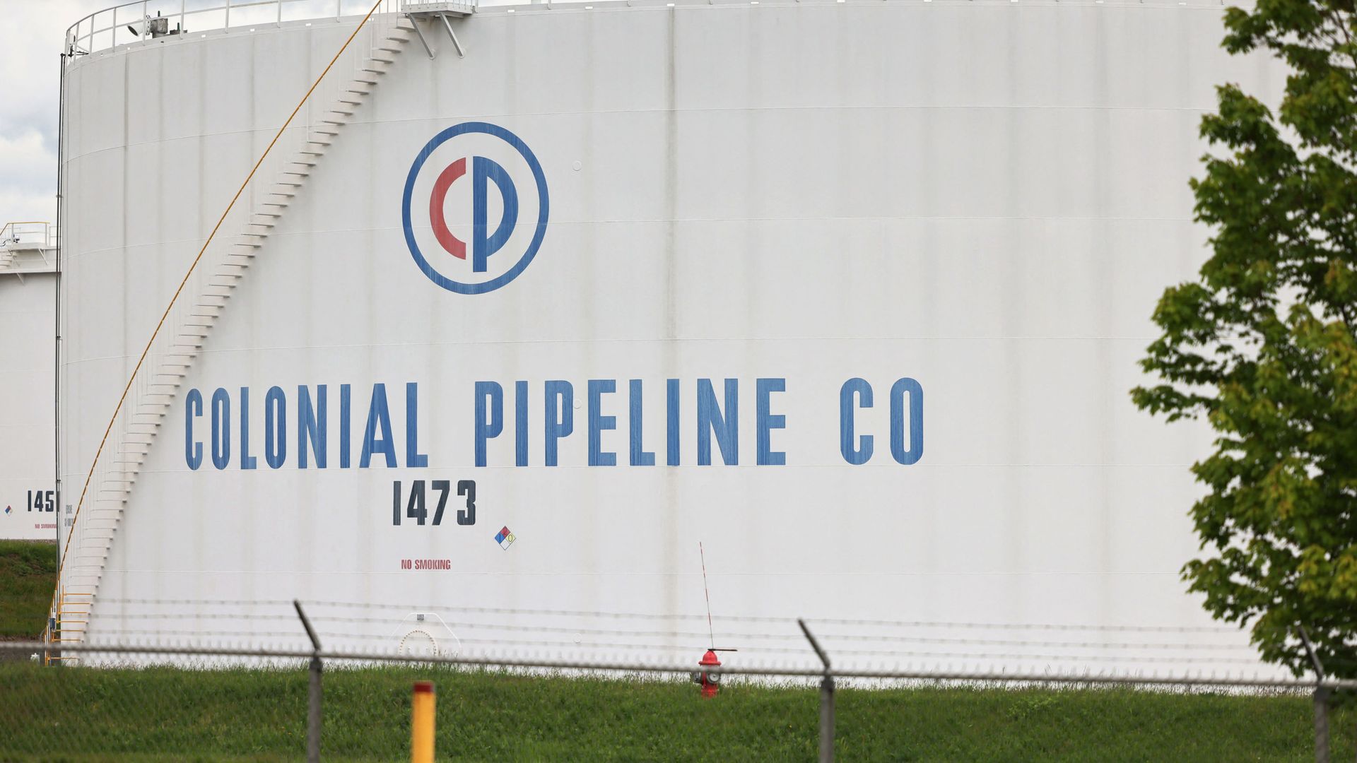 Fuel holding tanks are seen at Colonial Pipeline's Linden Junction Tank Farm on May 10, 2021 in Woodbridge, New Jersey. Alpharetta, Georgia-based Colonial Pipeline, which has the largest fuel pipeline, was forced to shut down its oil and gas pipeline system on Friday after a ransomware attack that has slowed down the transportation of oil in the eastern U.S. On Sunday, the federal government announced an emergency declaration that extends through June 8th and can be renewed. On Monday, the FBI confirmed that the cyberattack was carried out by DarkSide, a cybercrime gang believed to operate out of Russia. Fuel holding tanks are seen at Colonial Pipeline's Linden Junction Tank Farm on May 10, 2021 in Woodbridge, New Jersey. Alpharetta, Georgia-based Colonial Pipeline, which has the largest fuel pipeline, was forced to shut down its oil and gas pipeline system on Friday after a ransomware attack that has slowed down the transportation of oil in the eastern U.S. On Sunday, the federal government announced an emergency declaration that extends through June 8th and can be renewed. On Monday, the FBI confirmed that the cyberattack was carried out by DarkSide, a cybercrime gang believed to operate out of Russia. - Sputnik International, 1920, 07.06.2021