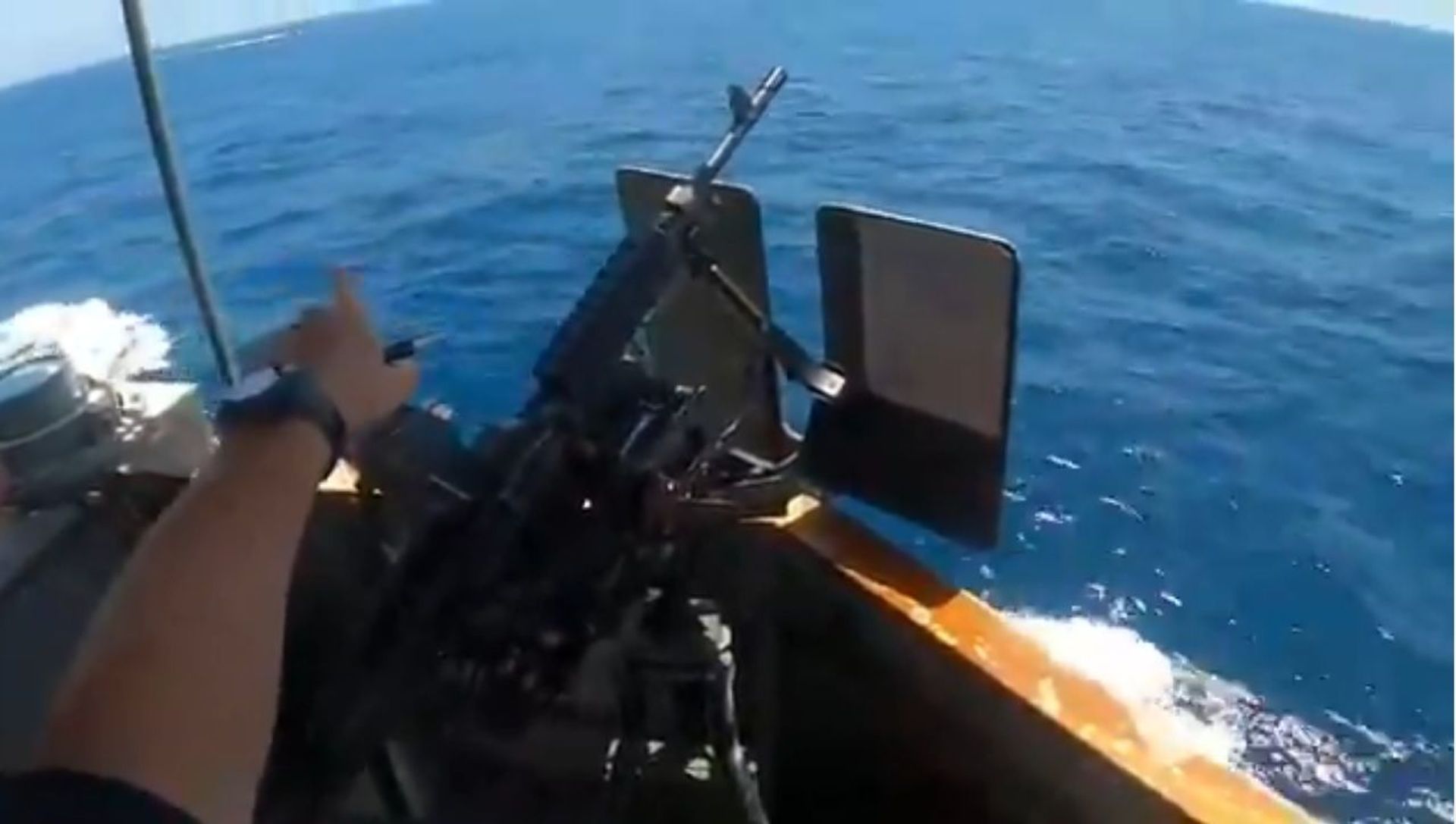 Screenshot of 10 May 2021 videoed encounter between US patrol boat USCGC Maui and Islamic Revolutionary Guard Corps Navy (IRGCN) FIAC speedboats. Screenshot of 10 May 2021 videoed encounter between US patrol boat USCGC Maui and Islamic Revolutionary Guard Corps Navy (IRGCN) FIAC speedboats. - Sputnik International, 1920, 11.05.2021