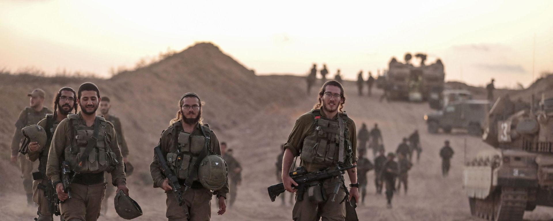 Israeli infantry soldiers walk next to tanks and armoured personnel carriers near the Israeli border with the Gaza Strip, on August 16, 2020 Israeli infantry soldiers walk next to tanks and armoured personnel carriers near the Israeli border with the Gaza Strip, on August 16, 2020 - Sputnik International, 1920, 29.11.2021