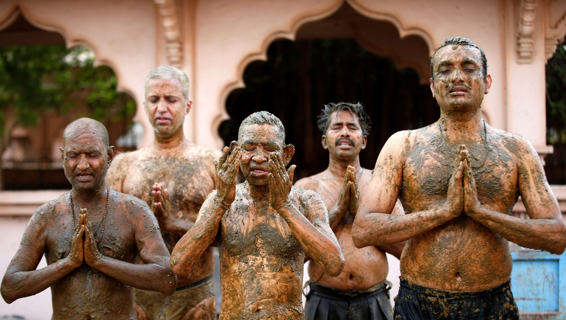 People pray after applying cow dung on their bodies during cow dung therapy, believing it will boost their immunity to defend against the coronavirus disease (COVID-19) at the Shree Swaminarayan Gurukul Vishwavidya Pratishthanam Gaushala or cow shelter on the outskirts of Ahmedabad, India, May 9, 2021 People pray after applying cow dung on their bodies during cow dung therapy, believing it will boost their immunity to defend against the coronavirus disease (COVID-19) at the Shree Swaminarayan Gurukul Vishwavidya Pratishthanam Gaushala or cow shelter on the outskirts of Ahmedabad, India, May 9, 2021 - Sputnik International, 1920, 11.05.2021