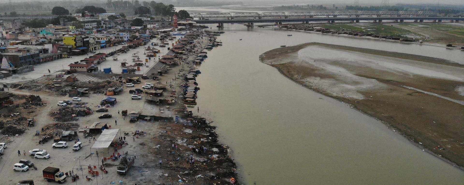 In this aerial photograph taken on May 5, 2021 funeral pyres of Covid-19 coronavirus victims are seen in a cremation ground along the banks of the Ganges River, in Garhmukteshwar - Sputnik International, 1920, 11.05.2021