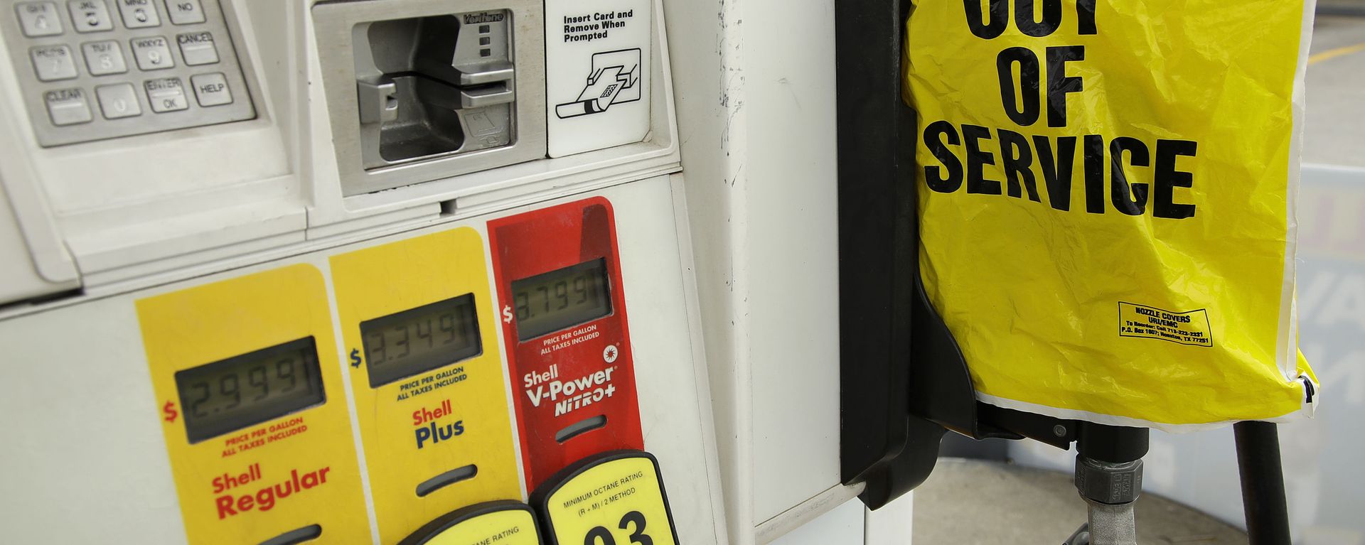 A gasoline station that ran out of gas for sale displays an out of service sign on the pump on Tuesday, May 11, 2021, in Atlanta. Gasoline futures are ticking higher following a cyberextortion attempt on the Colonial Pipeline, a vital U.S. pipeline that carries fuel from the Gulf Coast to the Northeast. - Sputnik International, 1920, 11.09.2026