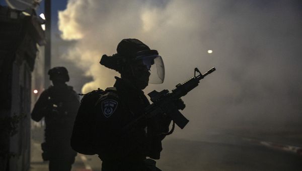 Israeli forces run during clashes with Israeli Arabs in the Israeli mixed city of Lod, Israel, Tuesday, May 11,2021. - Sputnik International