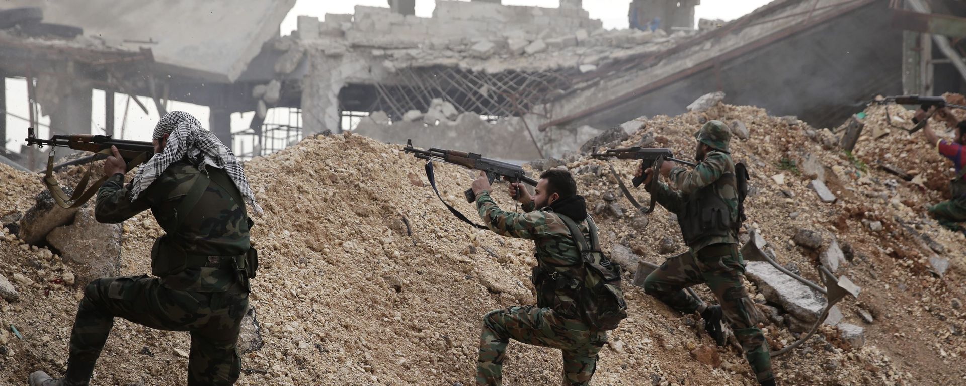 In this Dec. 5, 2016 file photo, Syrian army soldiers fire their weapons during a battle with rebel fighters at the Ramouseh front line, east of Aleppo, Syria. In this Dec. 5, 2016 file photo, Syrian army soldiers fire their weapons during a battle with rebel fighters at the Ramouseh front line, east of Aleppo, Syria. - Sputnik International, 1920, 29.11.2024