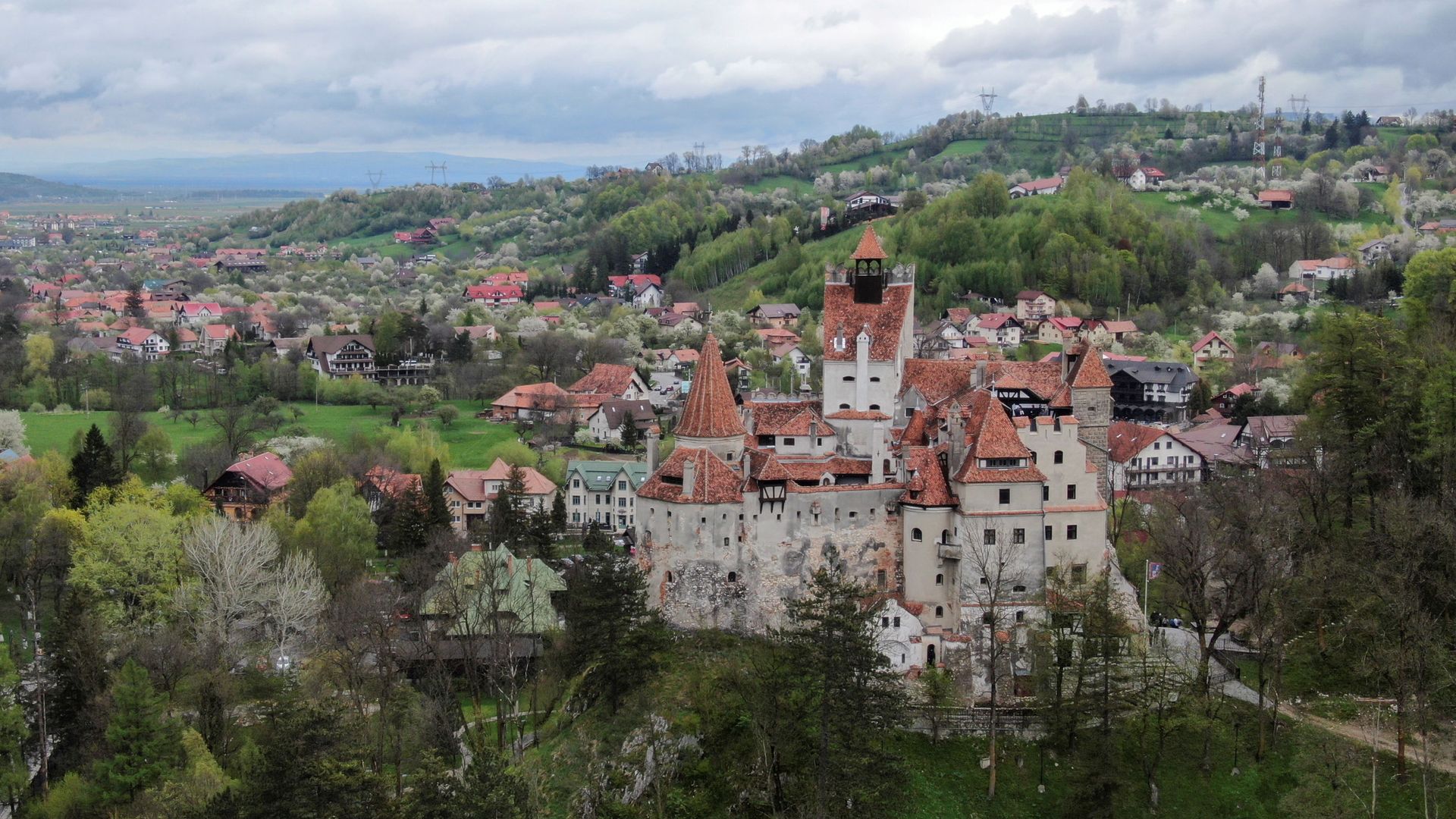 Bran Castle towers above Bran commune, in Brasov county, Romania, May 8, 2021. Picture taken with a drone. Bran Castle towers above Bran commune, in Brasov county, Romania, May 8, 2021. Picture taken with a drone. - Sputnik International, 1920, 12.05.2021