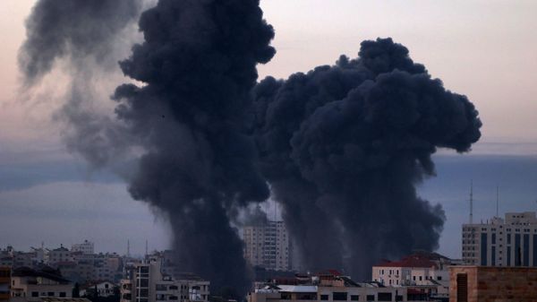 Smoke rises after an Israeli air strike in Gaza City near Barcelona Park and multiple government places, one of the biggest air strikes on the Gaza Strip, early on May 12, 2021. - Sputnik International