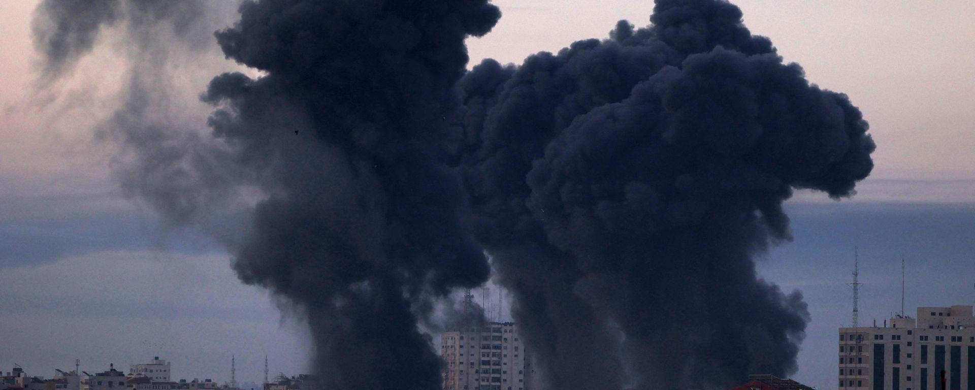 Smoke rises after an Israeli air strike in Gaza City near Barcelona Park and multiple government places, one of the biggest air strikes on the Gaza Strip, early on May 12, 2021. - Sputnik International, 1920, 12.05.2021
