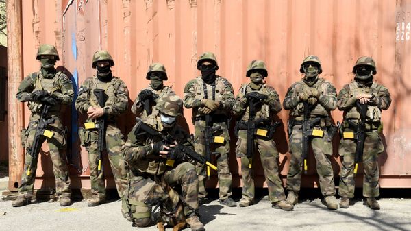 French army's soldiers of a dog team unit pose with their dogs during a day of training to show their skills at a military camp in Draguignan, south-eastern France, on April 1, 2021 - Sputnik International