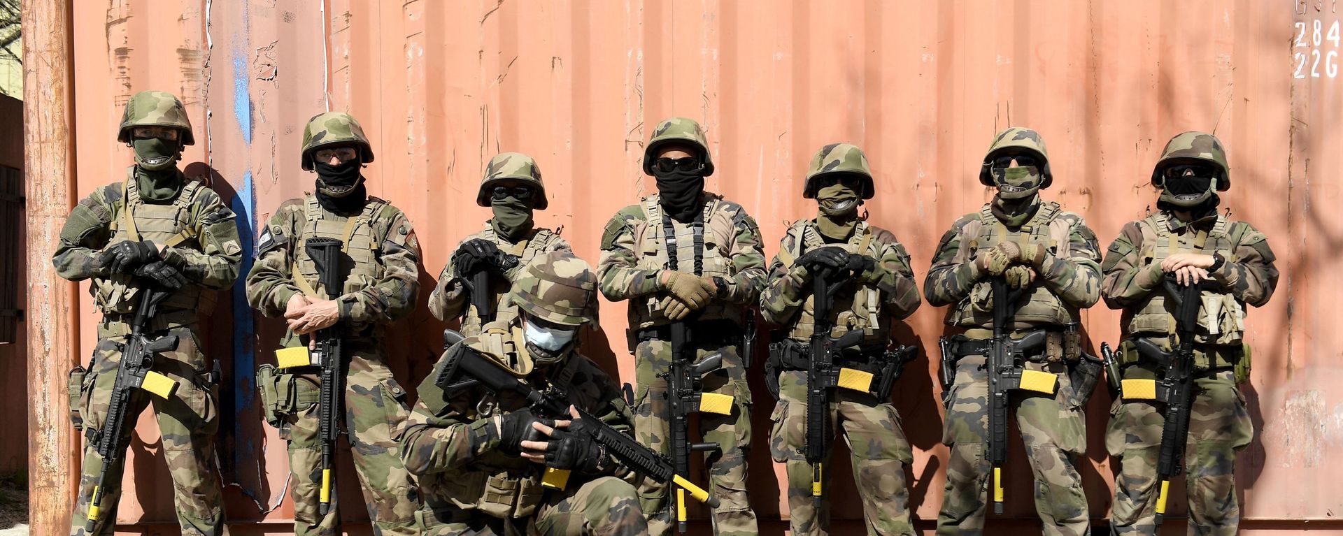 French army's soldiers of a dog team unit pose with their dogs during a day of training to show their skills at a military camp in Draguignan, south-eastern France, on April 1, 2021 - Sputnik International, 1920, 13.07.2023