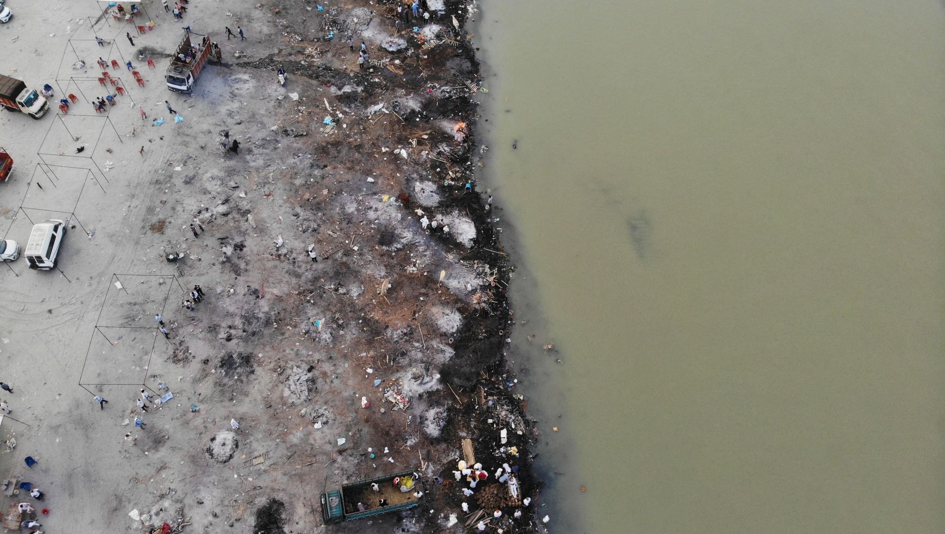 In this aerial photograph taken on May 5, 2021 funeral pyres of Covid-19 coronavirus victims are seen in a cremation ground along the banks of the Ganges River, in Garhmukteshwar In this aerial photograph taken on May 5, 2021 funeral pyres of Covid-19 coronavirus victims are seen in a cremation ground along the banks of the Ganges River, in Garhmukteshwar - Sputnik International, 1920, 12.05.2021