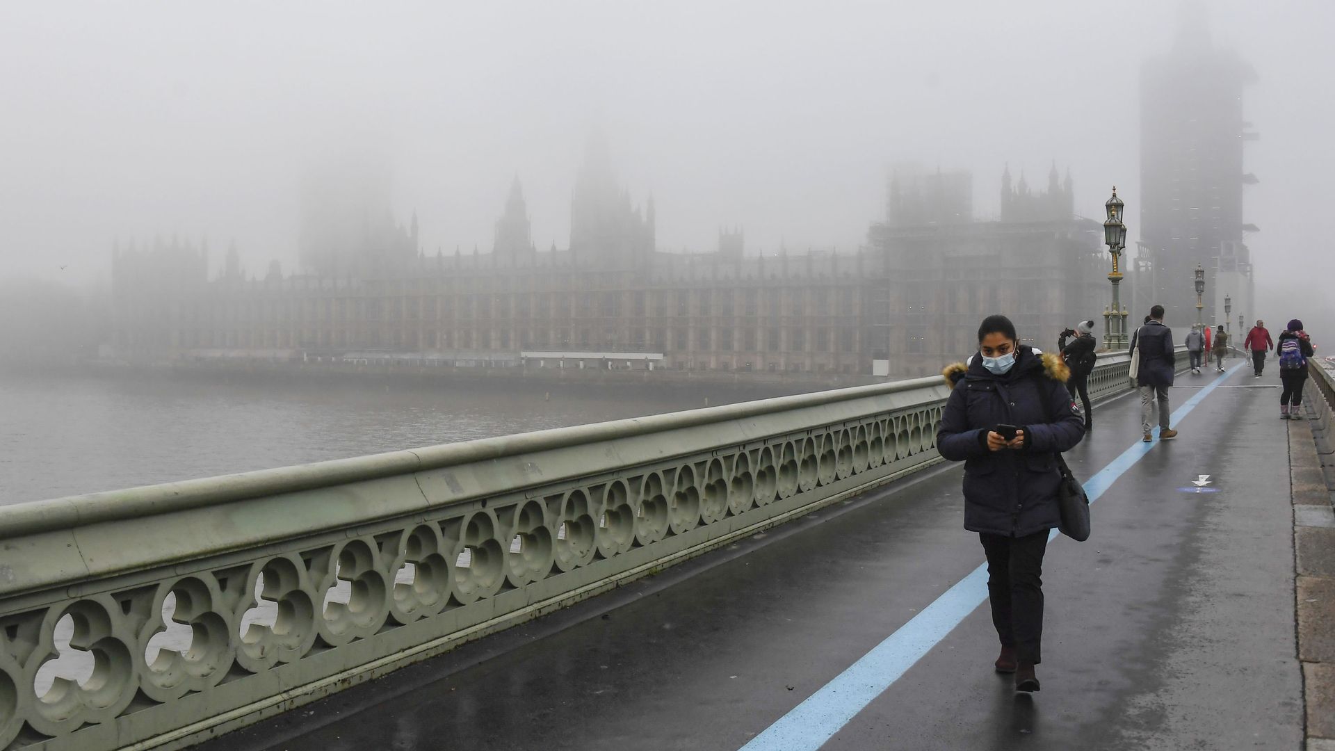 People wearing face masks, walk over Westminster Bridge with the Houses of Parliament shrouded by fog, in London, Tuesday, Dec. 8, 2020 People wearing face masks, walk over Westminster Bridge with the Houses of Parliament shrouded by fog, in London, Tuesday, Dec. 8, 2020 - Sputnik International, 1920, 21.10.2021