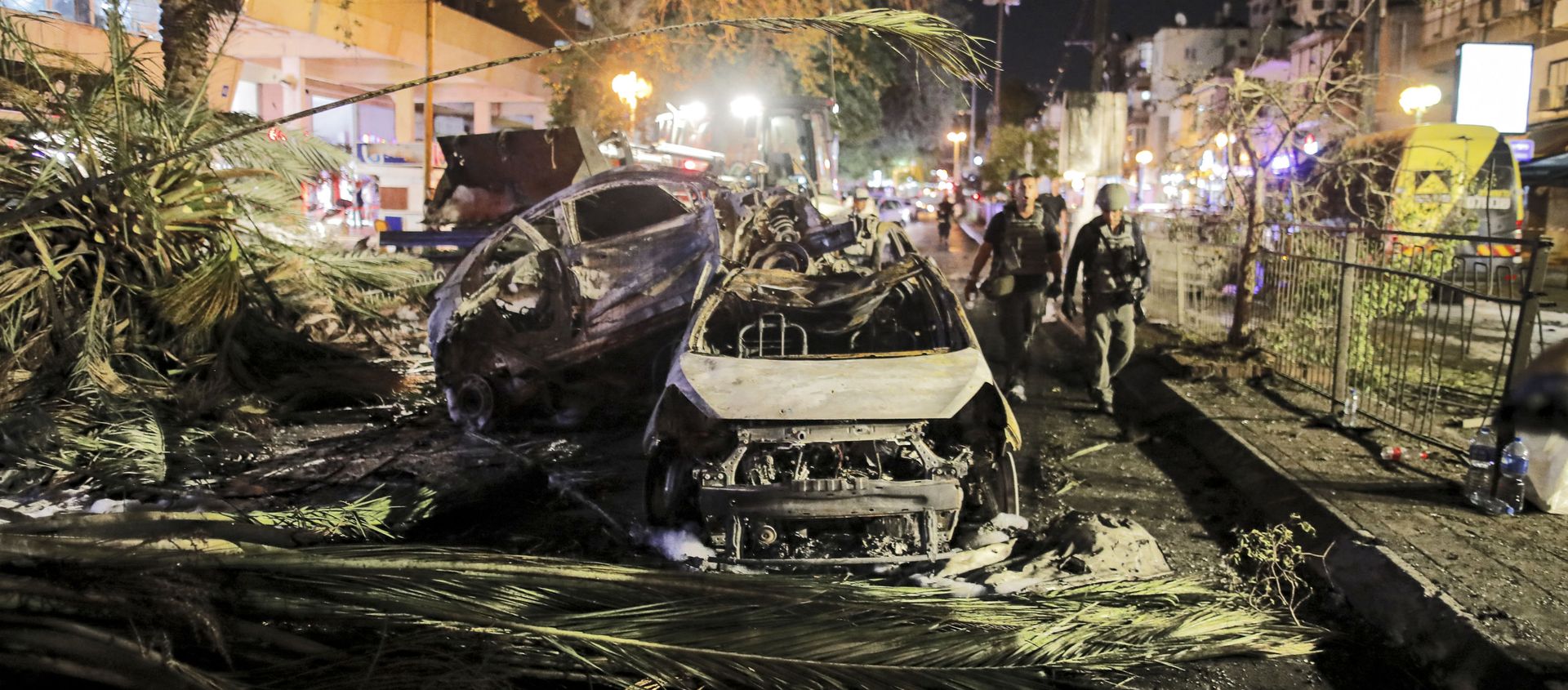 Israeli security forces walk past extinguished burnt vehicles in Holon near Tel Aviv, on May 11, 2021, after rockets were launched towards Israel from the Gaza Strip controlled by the Palestinian Hamas movement - Sputnik International, 1920