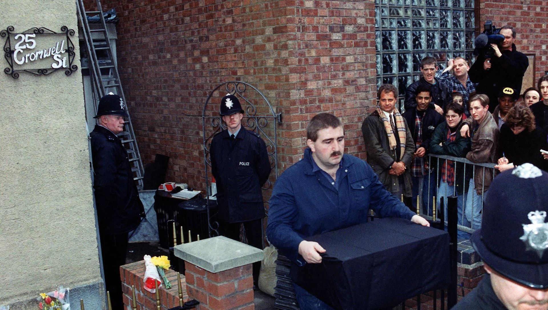 A police officer removes human remains from Fred West's former home in Gloucester in 1994 A police officer removes human remains from Fred West's former home in Gloucester in 1994 - Sputnik International, 1920, 12.05.2021