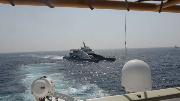 Iran’s Islamic Revolutionary Guard Corps Navy (IRGCN) Harth 55, center, approaches the Coast Guard patrol boat USCGC Wrangell (WPB 1332) bow in an unsafe and unprofessional action forcing the Wrangell to conduct a defensive maneuver, April 2, 2021.  - Sputnik International