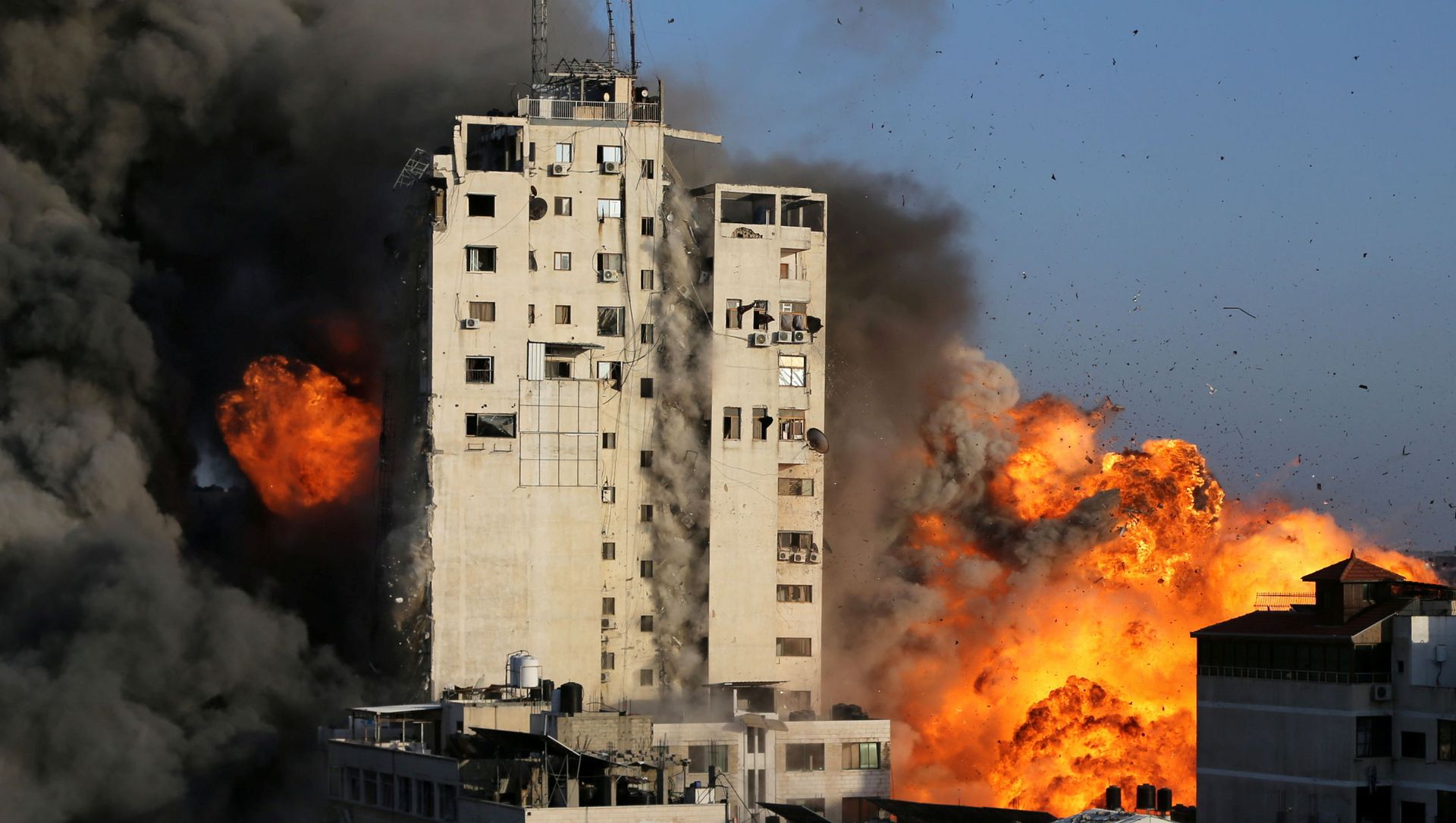 Smoke and flames rise from a tower building as it is destroyed by Israeli air strikes amid a flare-up of Israeli-Palestinian violence, in Gaza City May 12, 2021. Smoke and flames rise from a tower building as it is destroyed by Israeli air strikes amid a flare-up of Israeli-Palestinian violence, in Gaza City May 12, 2021. - Sputnik International, 1920, 12.05.2021