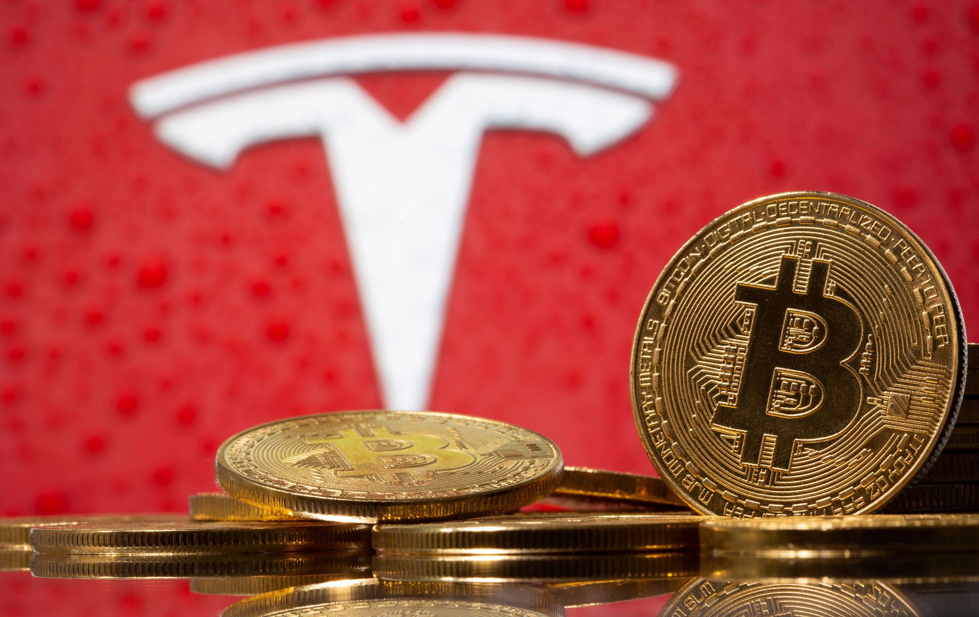 Bitcoin Loses 15% After Elon Musk Announces Tesla Will Halt Use of Digital Coin for Car Purchases Bitcoin Loses 15% After Elon Musk Announces Tesla Will Halt Use of Digital Coin for Car Purchases - Sputnik International, 1920, 13.05.2021