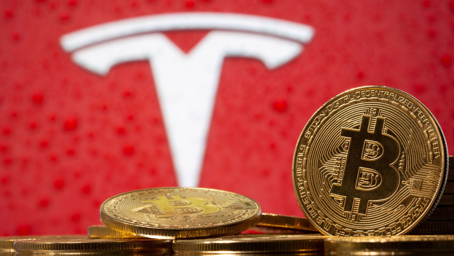 Representations of virtual currency Bitcoin are seen in front of Tesla logo in this illustration taken, February 9, 2021. Representations of virtual currency Bitcoin are seen in front of Tesla logo in this illustration taken, February 9, 2021. - Sputnik International, 1920, 13.05.2021