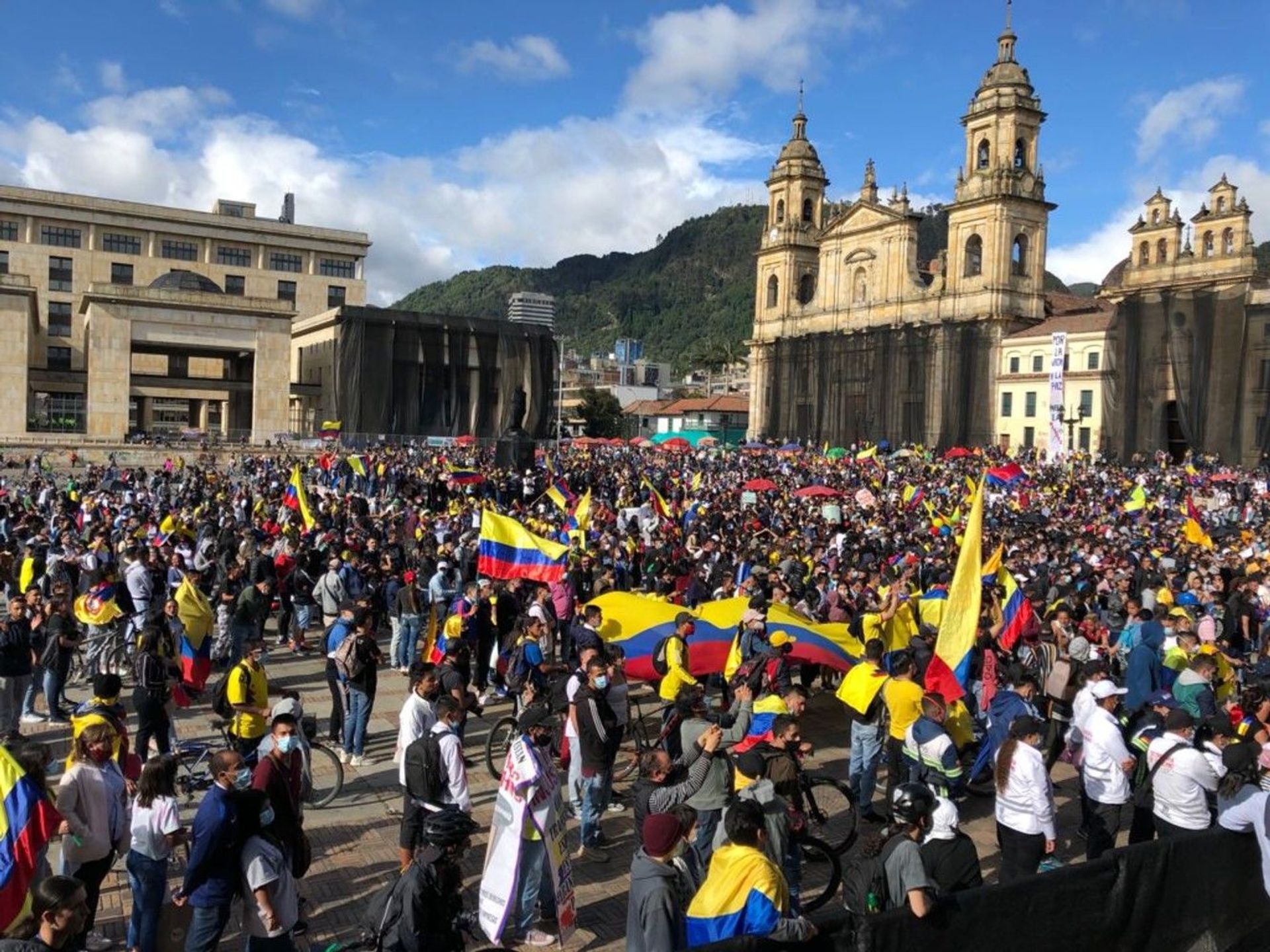 Videos: Colombian Police Deploy Stun Grenades Against Anti-Government Protesters Videos: Colombian Police Deploy Stun Grenades Against Anti-Government Protesters - Sputnik International, 1920, 13.05.2021