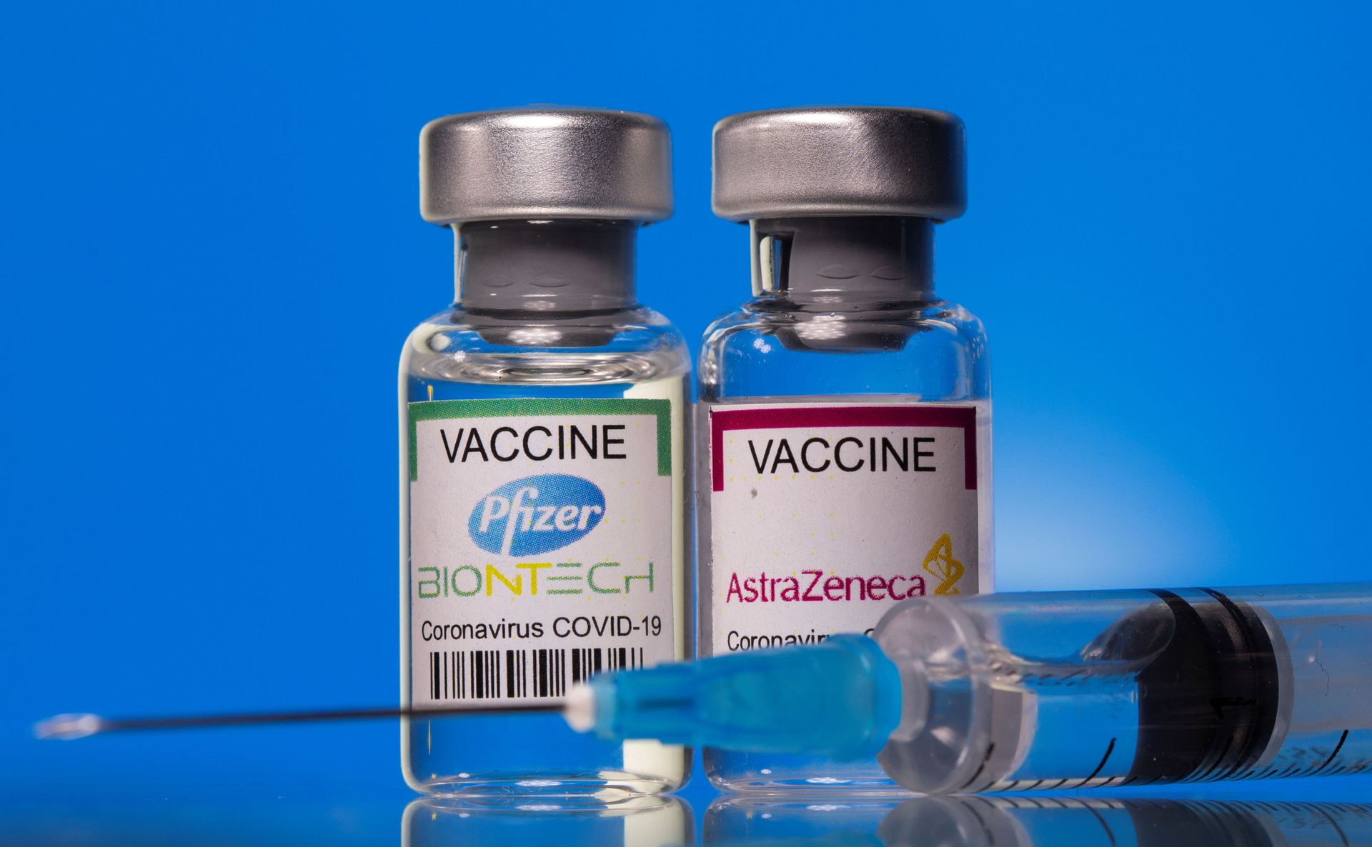 Vials with Pfizer-BioNTech and AstraZeneca coronavirus disease (COVID-19) vaccine labels are seen in this illustration picture taken March 19, 2021 Vials with Pfizer-BioNTech and AstraZeneca coronavirus disease (COVID-19) vaccine labels are seen in this illustration picture taken March 19, 2021 - Sputnik International, 1920, 07.09.2021