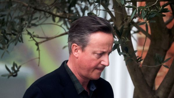 Former British Prime Minister David Cameron leaves his home in London - Sputnik International
