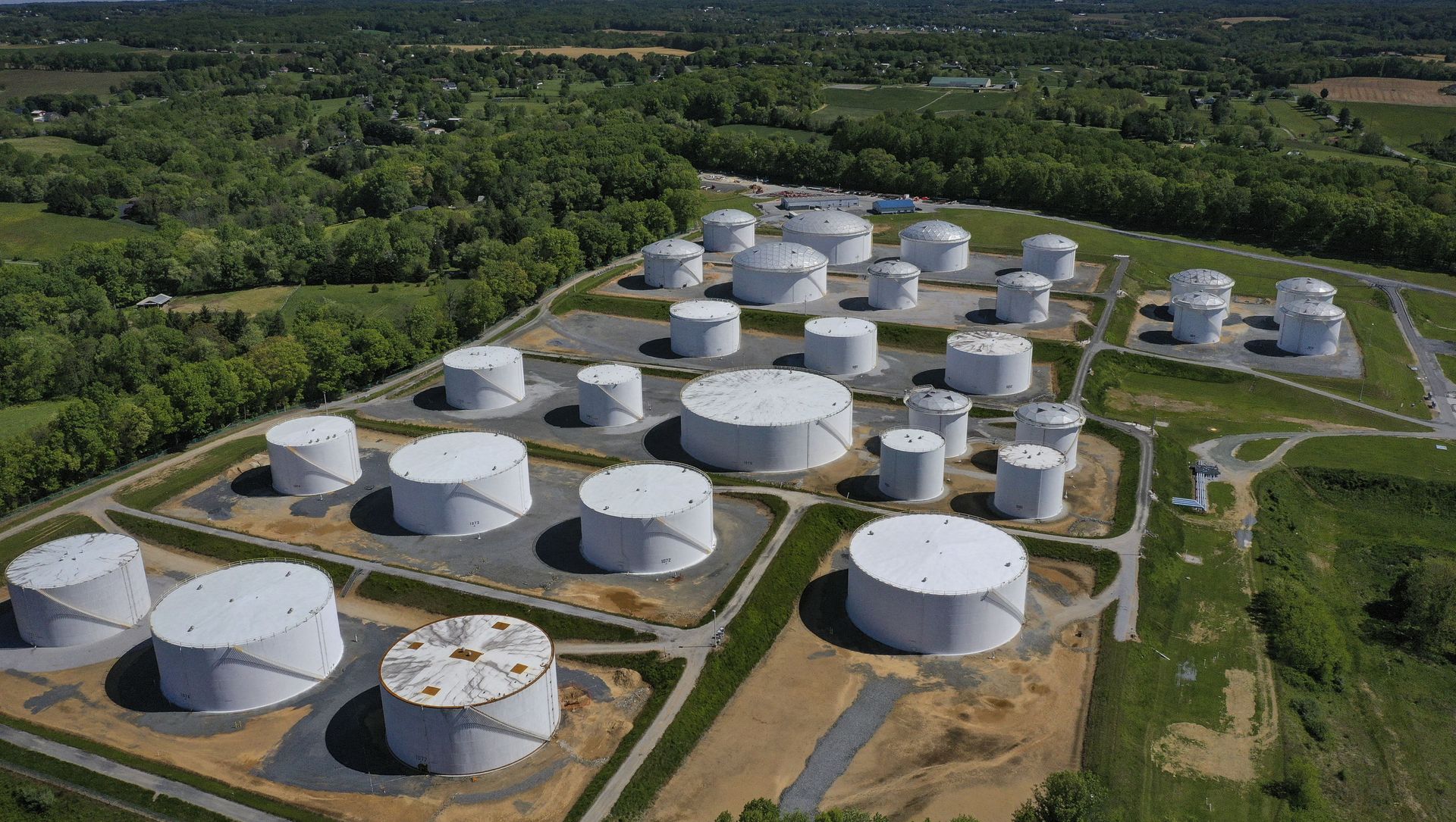 In an aerial view, fuel holding tanks are seen at Colonial Pipeline's Dorsey Junction Station on May 13, 2021 in Washington, DC. The Colonial Pipeline has returned to operations following a cyberattack that disrupted gas supply for the eastern U.S. for days. In an aerial view, fuel holding tanks are seen at Colonial Pipeline's Dorsey Junction Station on May 13, 2021 in Washington, DC. The Colonial Pipeline has returned to operations following a cyberattack that disrupted gas supply for the eastern U.S. for days. - Sputnik International, 1920, 09.06.2021