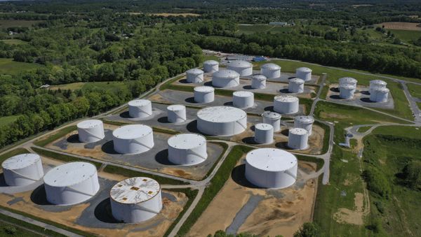 In an aerial view, fuel holding tanks are seen at Colonial Pipeline's Dorsey Junction Station on May 13, 2021 in Washington, DC. The Colonial Pipeline has returned to operations following a cyberattack that disrupted gas supply for the eastern U.S. for days.  - Sputnik International