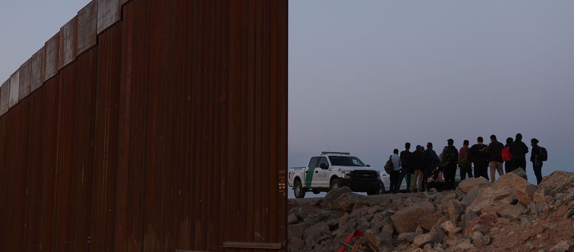 Asylum seekers are detained by U.S. Border Patrol at the border wall after crossing into the United States near Yuma - Sputnik International, 1920, 16.06.2021
