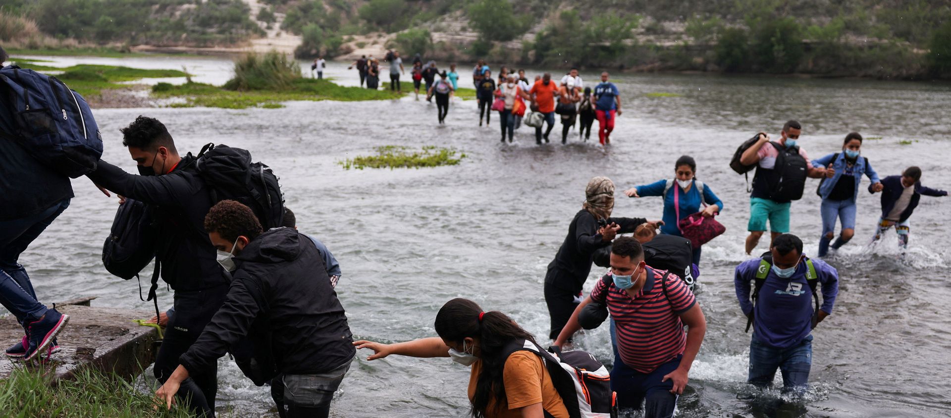 Migrants cross the border in Del Rio, Texas - Sputnik International, 1920, 15.08.2021