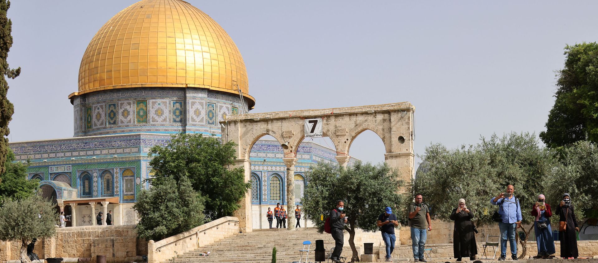 Palestinian medics walk near the Dome of the Rock as they evacuate on a stretcher a wounded protester from the Aqsa mosque compound in Jerusalem's Old City on May 10, 2021, amidst clashes with Israeli security forces.  - Sputnik International, 1920, 29.06.2021