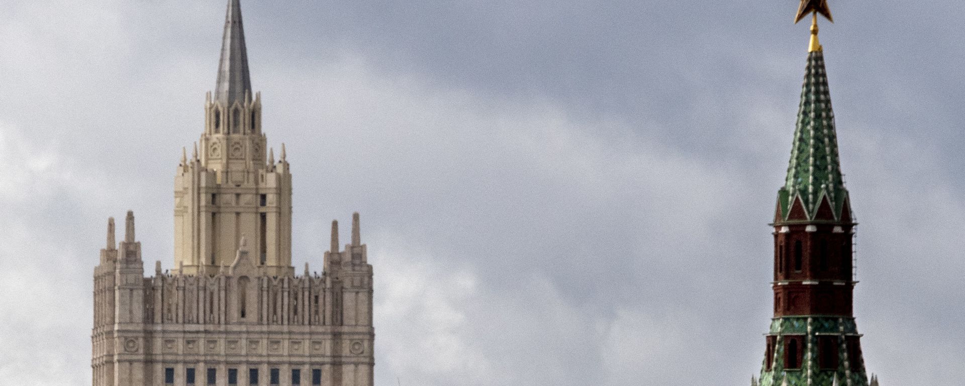 A man walks in front of a tower of the Kremlin and the Russian Foreign Ministry building in central Moscow on September 10, 2020. A man walks in front of a tower of the Kremlin and the Russian Foreign Ministry building in central Moscow on September 10, 2020. - Sputnik International, 1920, 27.11.2021