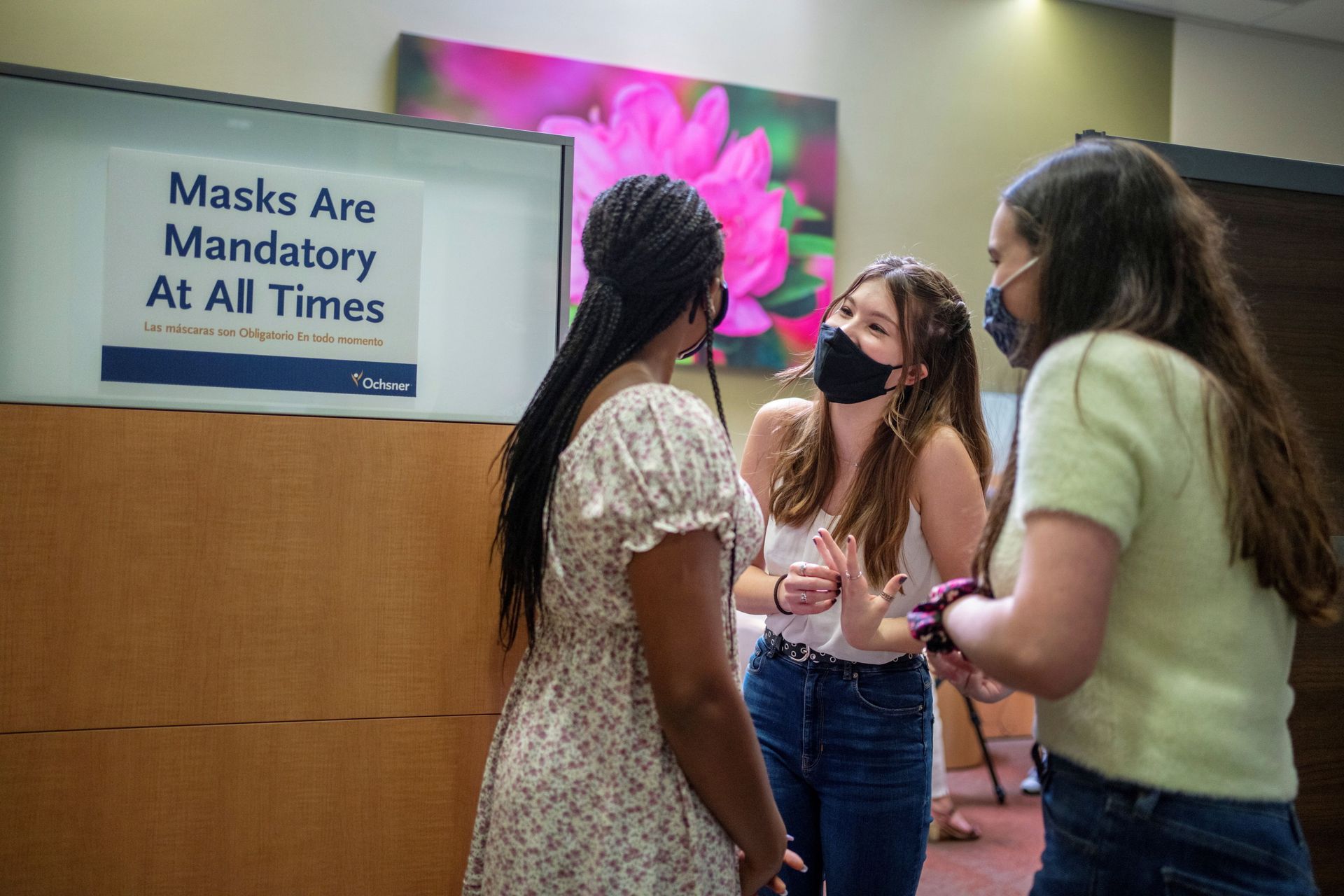 Croix Hill, 15, left Ava Kreutziger, 14 and Lilly Gorman, 15, wait to receive their first dose of the COVID-19 vaccine at the Ochsner Center for Primary Care and Wellness, after the Centers for Disease Control and Prevention recommended the Pfizer vaccine for use in teenagers ages 12 to 15 in New Orleans, Louisiana, U.S., May 13, 2021. Croix Hill, 15, left Ava Kreutziger, 14 and Lilly Gorman, 15, wait to receive their first dose of the COVID-19 vaccine at the Ochsner Center for Primary Care and Wellness, after the Centers for Disease Control and Prevention recommended the Pfizer vaccine for use in teenagers ages 12 to 15 in New Orleans, Louisiana, U.S., May 13, 2021. - Sputnik International, 1920, 07.09.2021