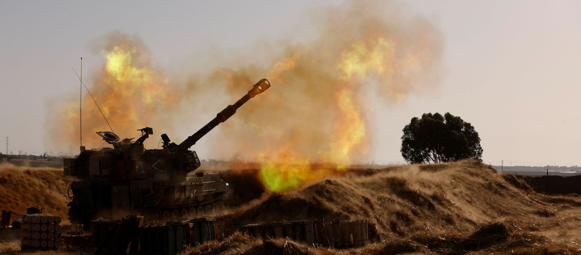 An Israeli mobile artillery unit fires near the border between Israel and the Gaza Strip, May 12, 2021 - Sputnik International, 1920, 13.05.2021