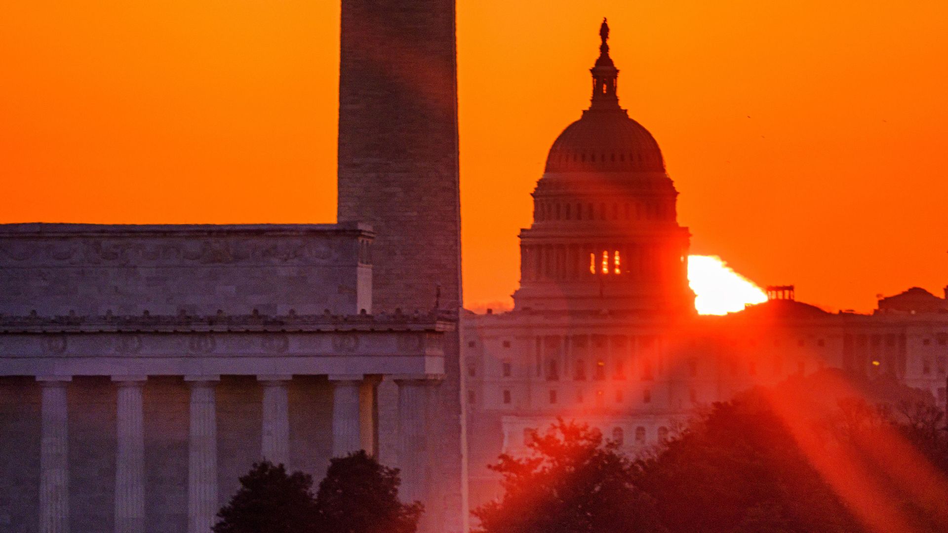 The sun flares through the camera lens as it rises behind the U.S. Capitol building, Washington Monument and the Lincoln Memorial, Monday, March 22, 2021, in Washington. The sun flares through the camera lens as it rises behind the U.S. Capitol building, Washington Monument and the Lincoln Memorial, Monday, March 22, 2021, in Washington. - Sputnik International, 1920, 28.05.2021