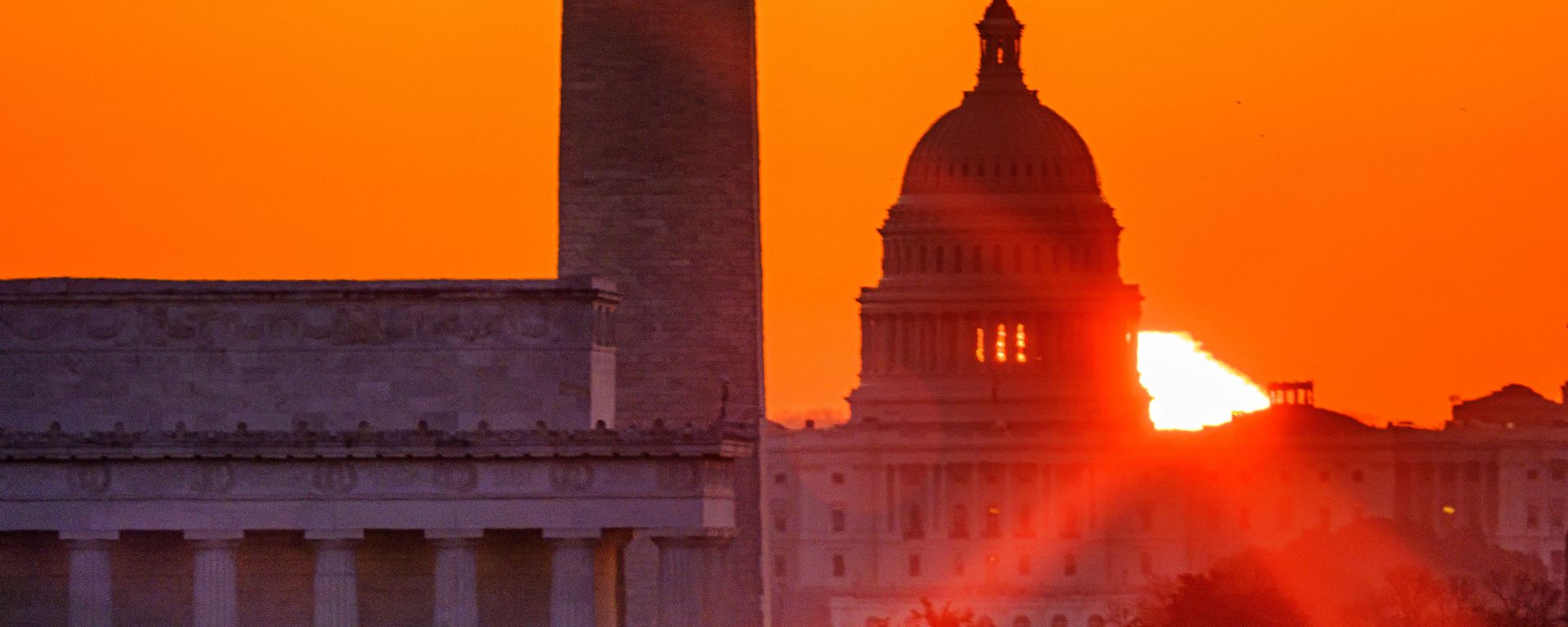 The sun flares through the camera lens as it rises behind the U.S. Capitol building, Washington Monument and the Lincoln Memorial, Monday, March 22, 2021, in Washington. The sun flares through the camera lens as it rises behind the U.S. Capitol building, Washington Monument and the Lincoln Memorial, Monday, March 22, 2021, in Washington. - Sputnik International, 1920, 11.05.2022